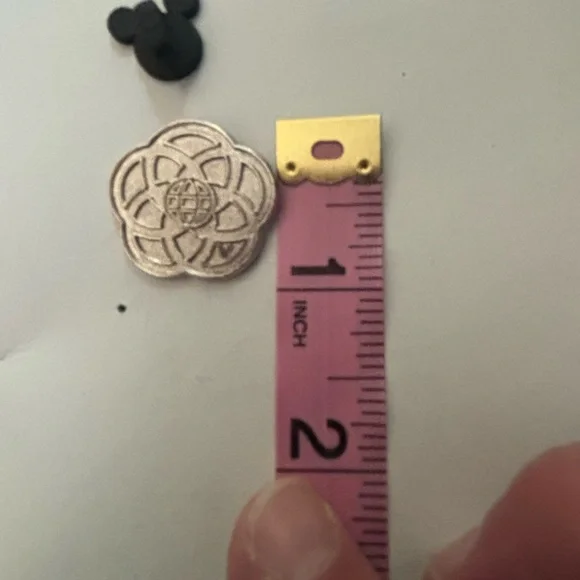 Epcot trading Pin - Picture 2 of 3